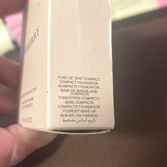 NIB [Burberry] Sheer Luminous Compact Foundation, Trench No. 11, 8 g (.28 oz) - Picture 8 of 14